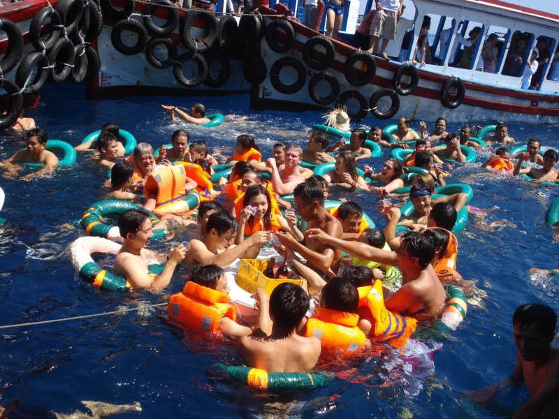 Học sinh trường PTHH I đi chơi bơi cùng thầy cô giáo